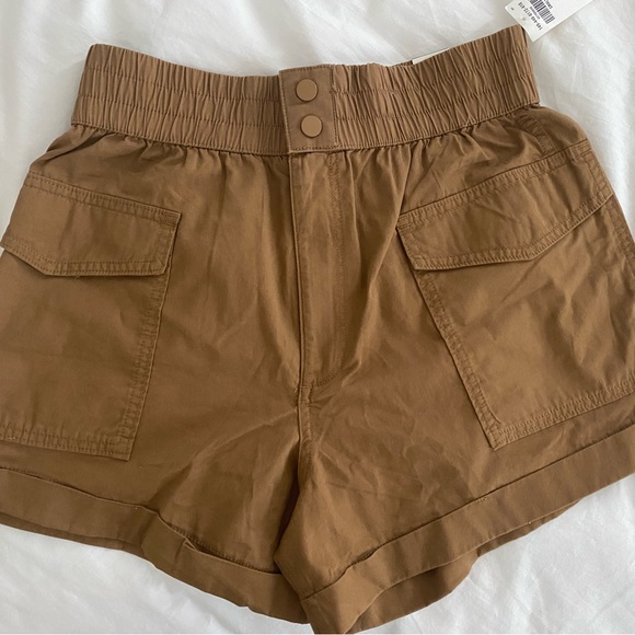 Abercrombie & Fitch Pants - BRAND NEW ABERCROMBIE AND FITCH 🩳 shorts! Size Small. High elastic waist. Cargo